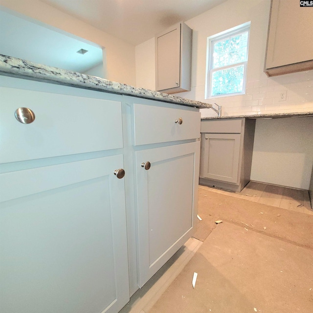 room details featuring decorative backsplash