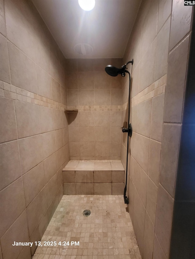 bathroom featuring a tile shower