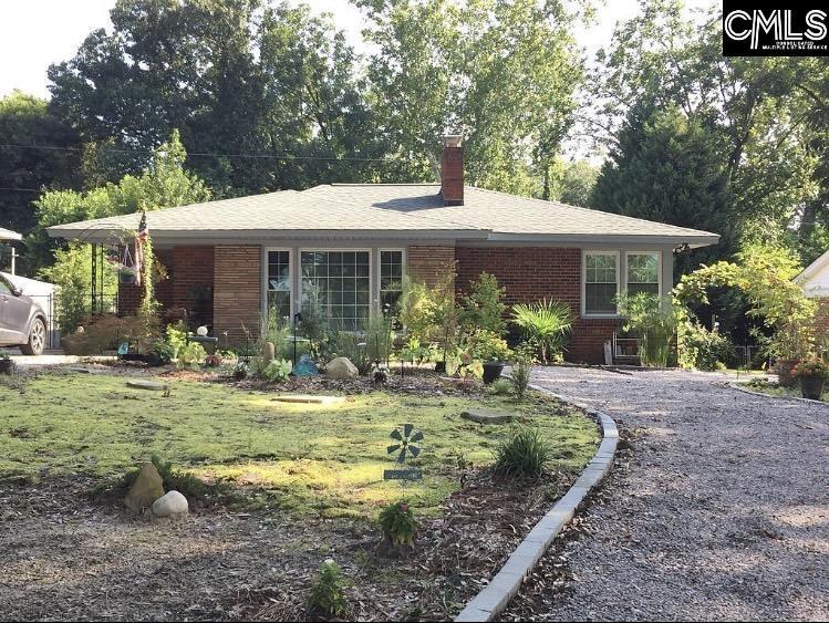 ranch-style house featuring a front yard