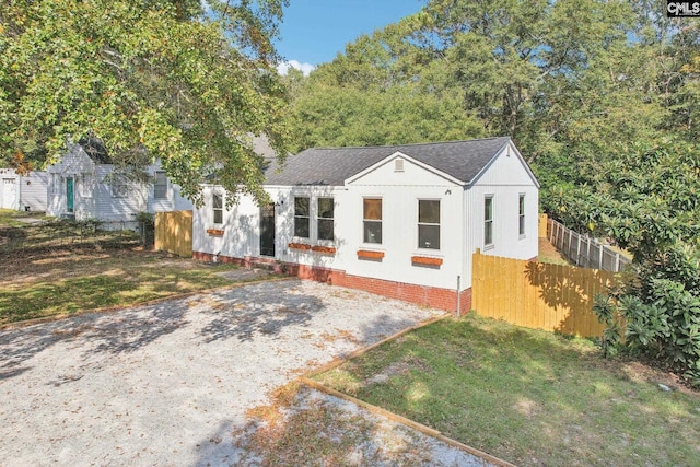 view of front of home featuring a front lawn