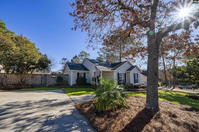 ranch-style home featuring a front lawn