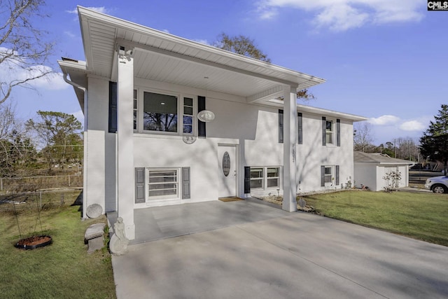 view of front facade featuring a front yard