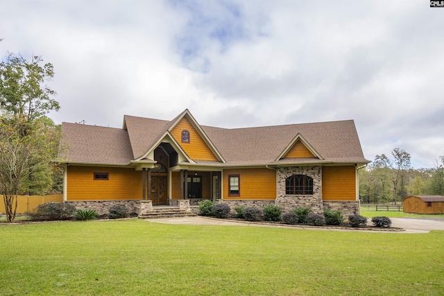 craftsman inspired home featuring a front lawn