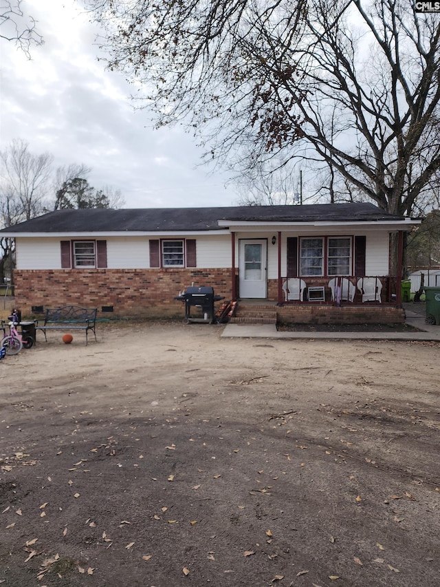 ranch-style house featuring covered porch