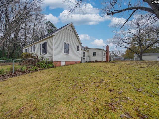 view of side of property featuring a lawn