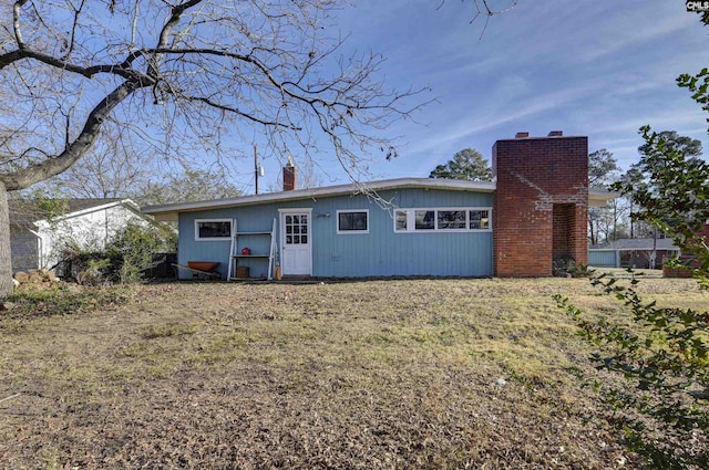 view of front of property with a front lawn