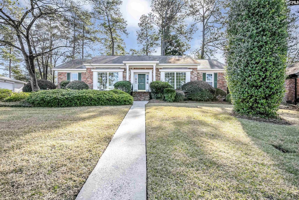 single story home featuring a front lawn