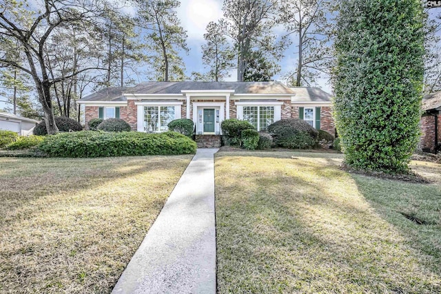 single story home featuring a front lawn