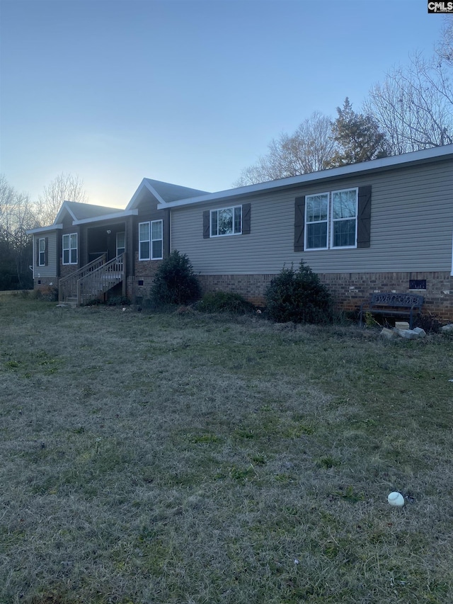 view of front of house featuring a front lawn