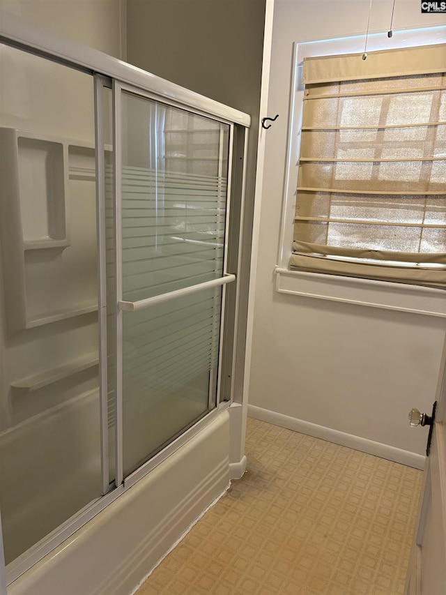 bathroom with enclosed tub / shower combo