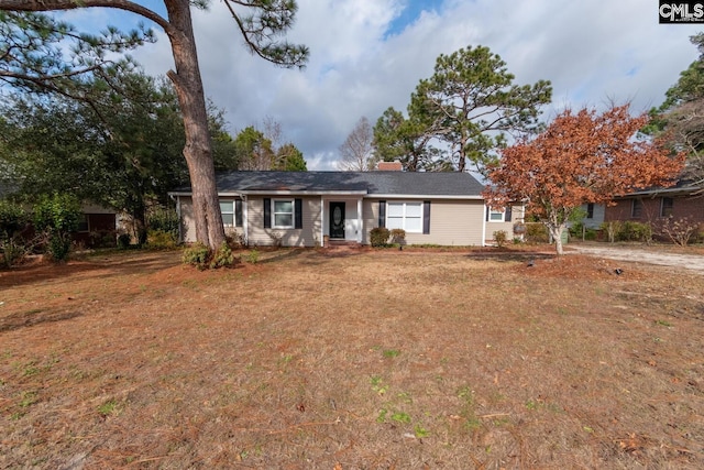 ranch-style house featuring a front yard