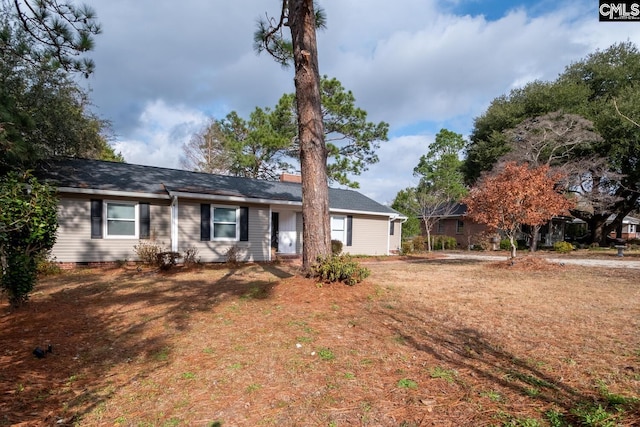 single story home with a front lawn