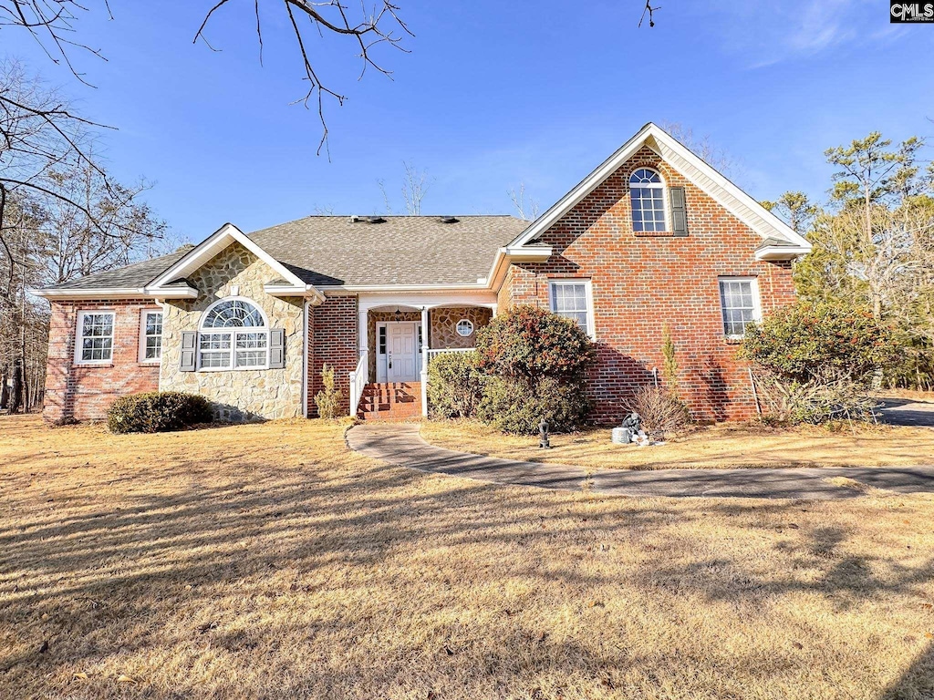 front of property featuring a front lawn