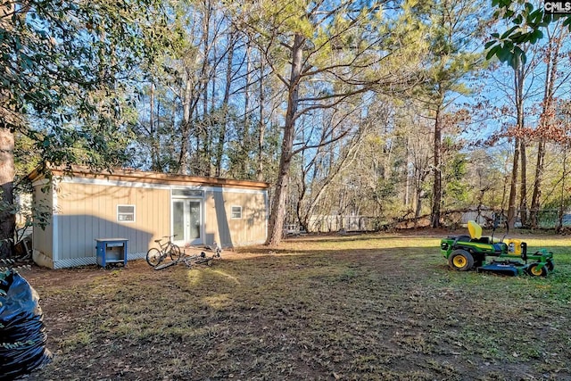 view of yard featuring an outdoor structure