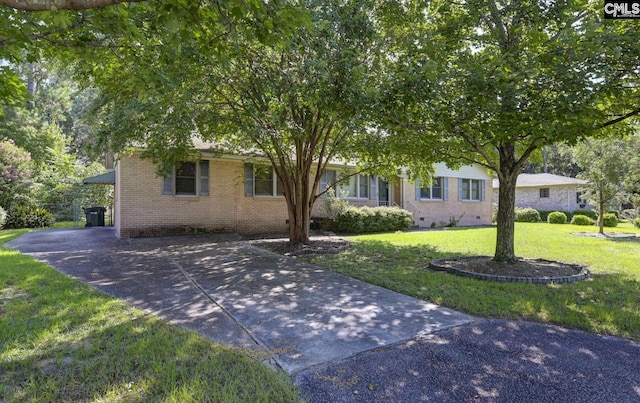 view of front of home featuring a front yard