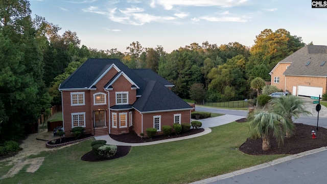 view of front of house featuring a front lawn