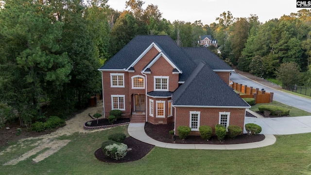 view of front facade featuring a front yard