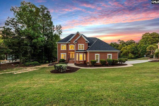 view of front of house featuring a lawn