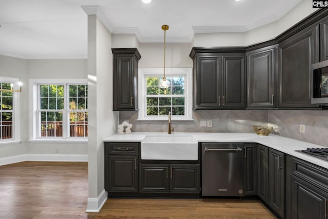 kitchen featuring sink, dark wood-type flooring, decorative backsplash, and pendant lighting