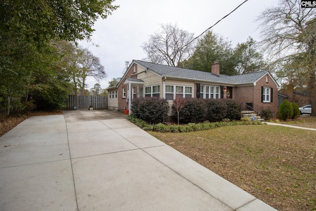 view of front of property with a front yard