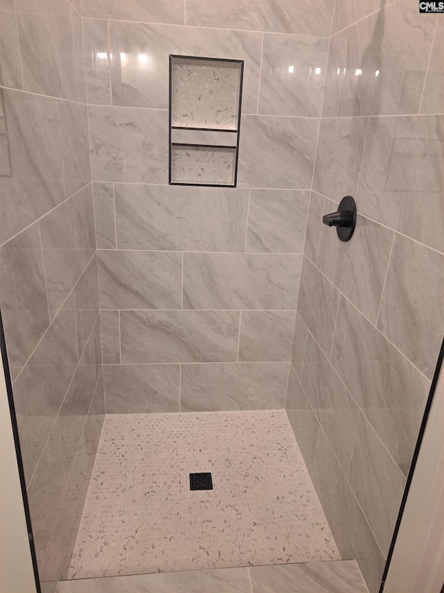 bathroom featuring a tile shower