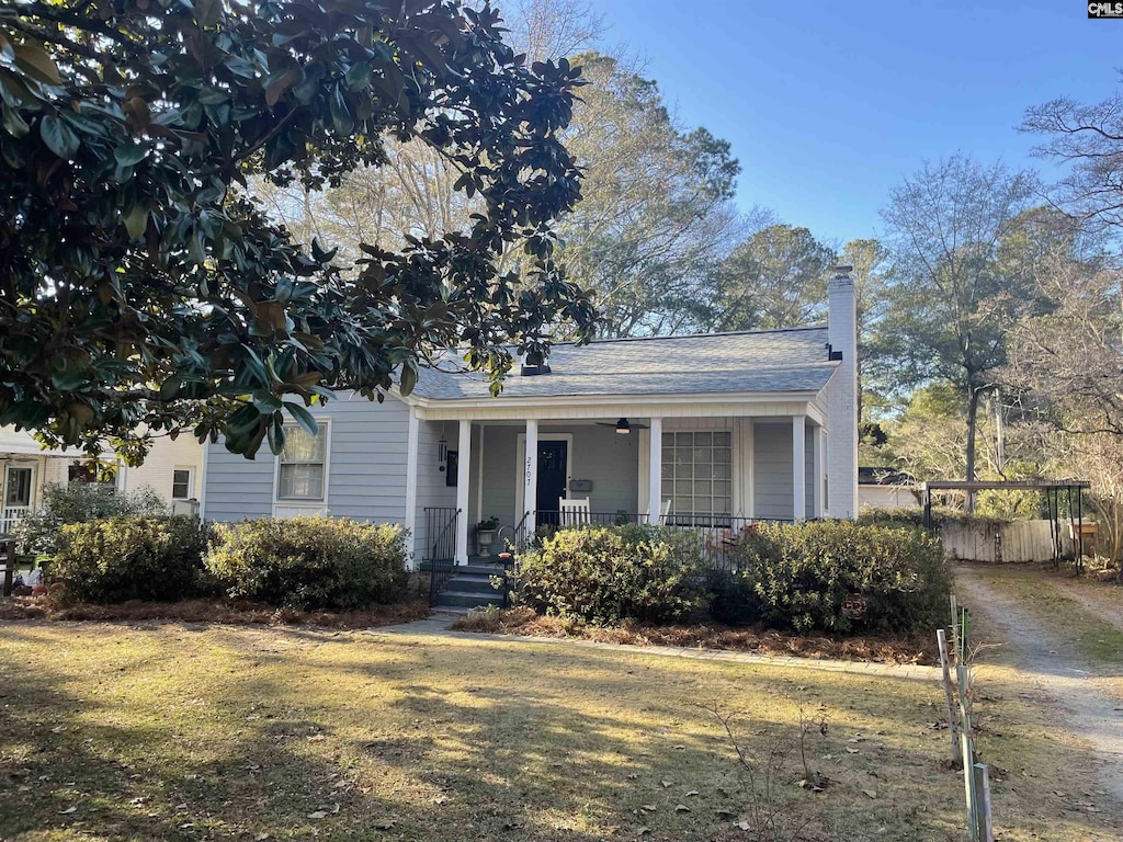 view of front facade with covered porch and a front yard