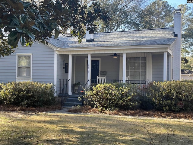 view of front facade featuring covered porch and a front yard