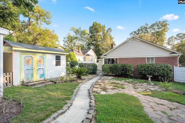 view of yard featuring a shed