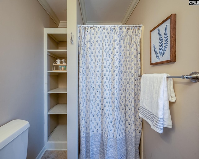 bathroom with toilet, a shower with shower curtain, and crown molding