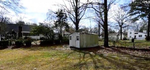 view of yard featuring a storage shed