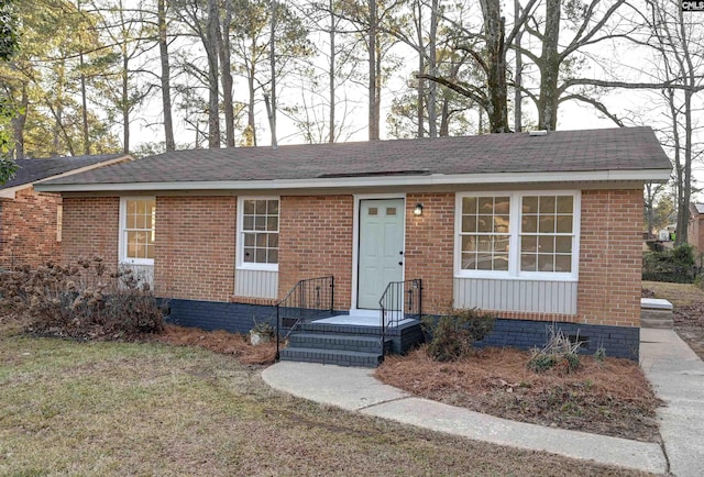 single story home featuring a front lawn