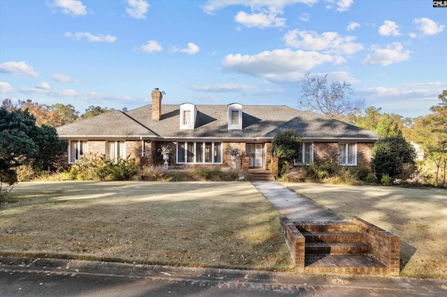 view of front of home featuring a front yard