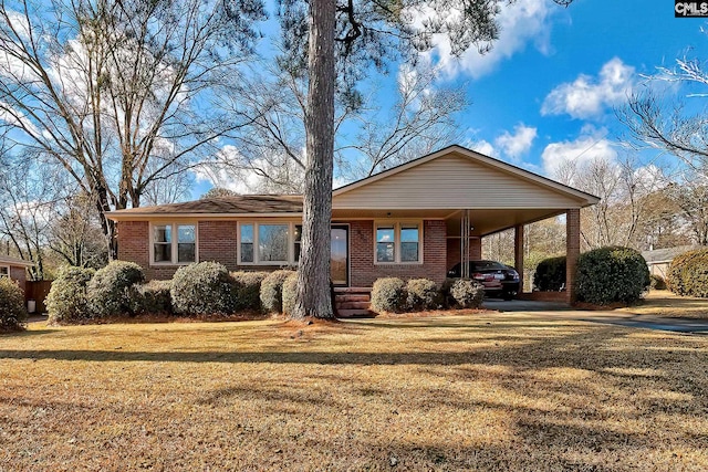 view of front of home featuring a front lawn and a carport