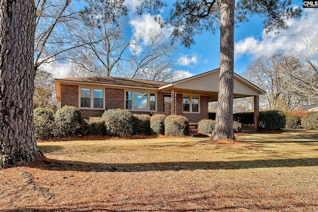 single story home featuring a front lawn