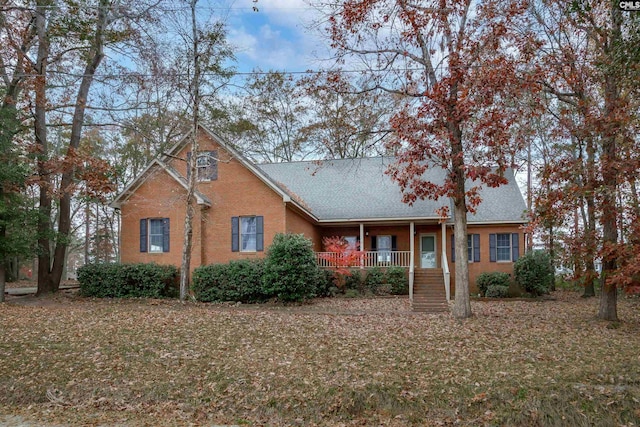 view of front facade featuring a front lawn and a porch