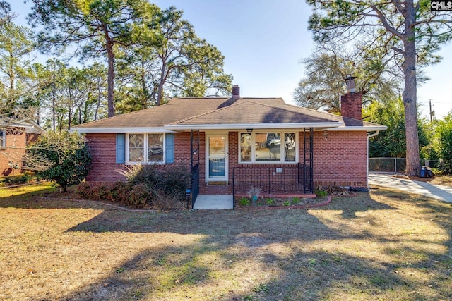 view of front of property featuring a front yard