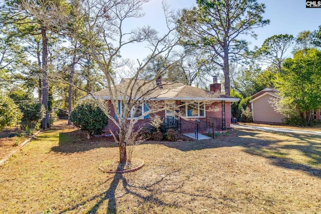 view of front facade with a front yard