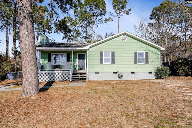 view of front of property featuring a porch and a front yard