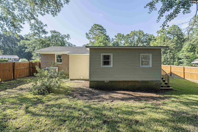 back of house featuring a yard