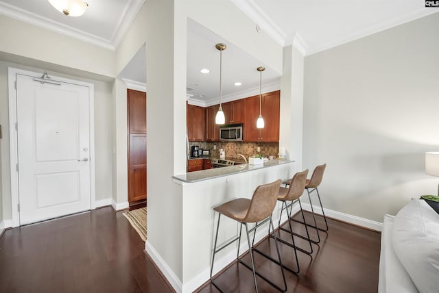 kitchen featuring decorative light fixtures, tasteful backsplash, dark hardwood / wood-style floors, kitchen peninsula, and ornamental molding