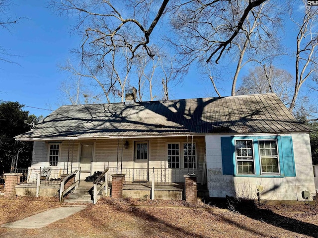 view of front of property featuring covered porch