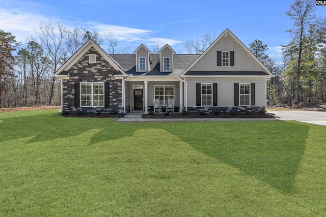 view of front of home featuring a front lawn and covered porch