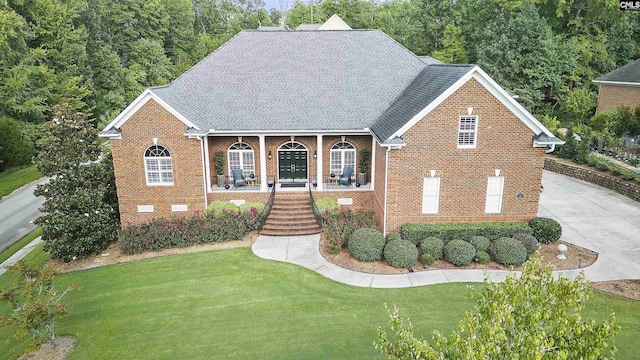 view of front facade featuring a front yard and covered porch