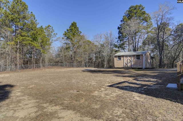 view of yard featuring a storage shed