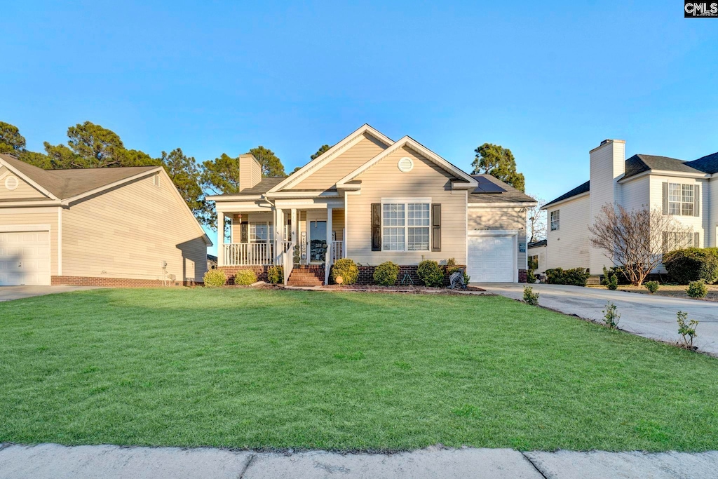 view of front of home featuring a front lawn, a garage, and a porch