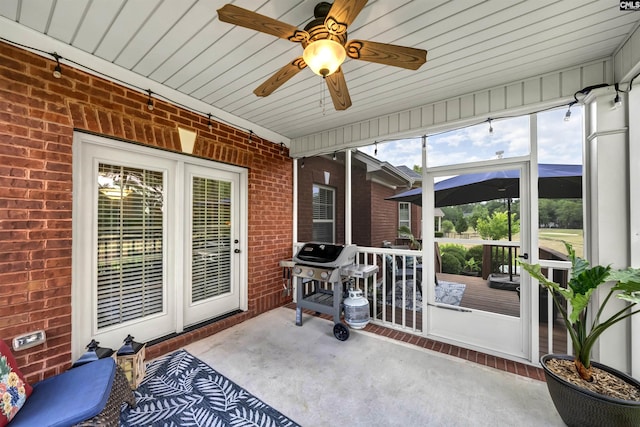 sunroom / solarium featuring ceiling fan