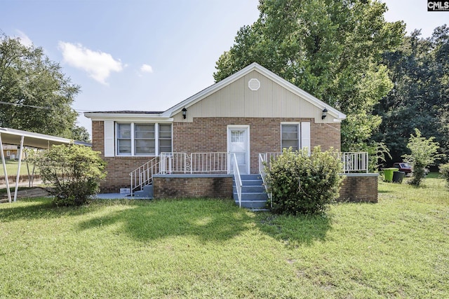 view of front of home featuring a front yard