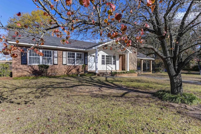 single story home featuring a front lawn