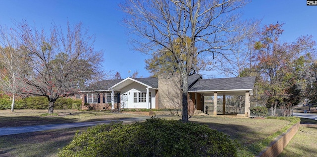 view of front of property featuring a front lawn