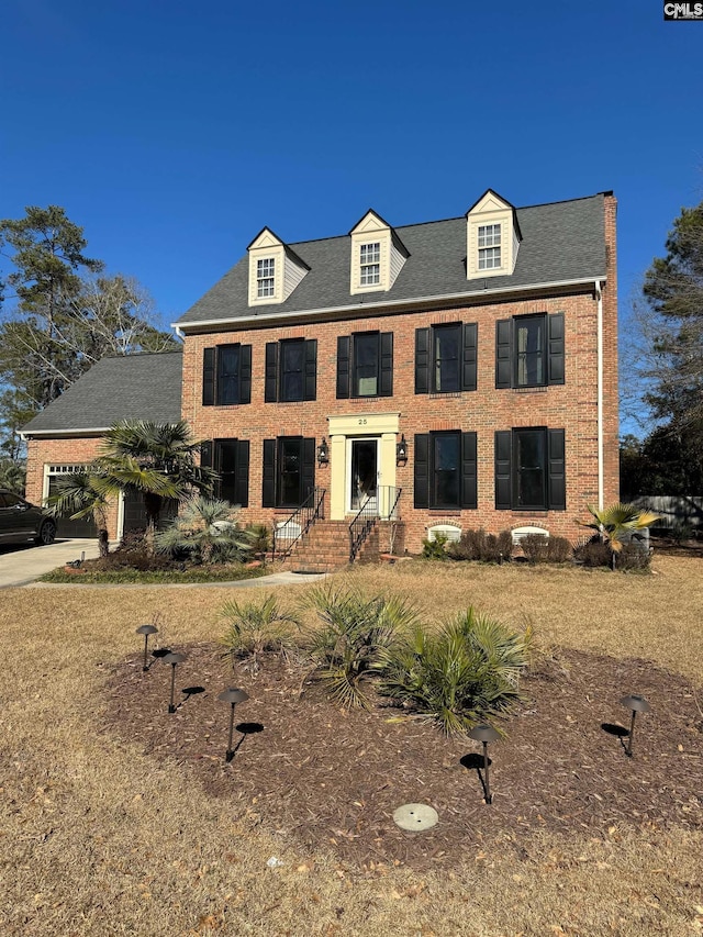 view of front of property featuring a front lawn